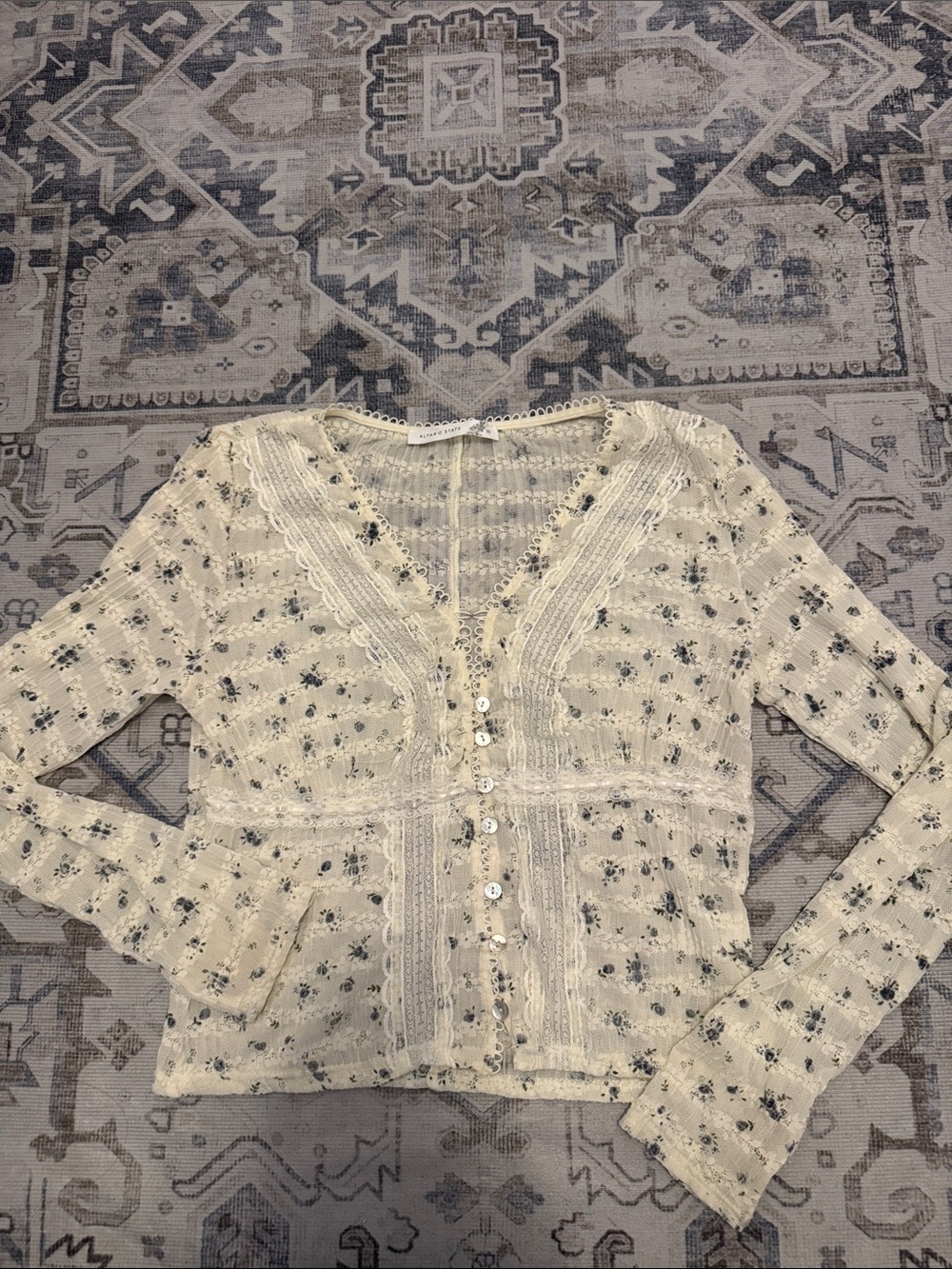 Altar’d State Medium Ivory Blue Floral Lace Button Front Blouse